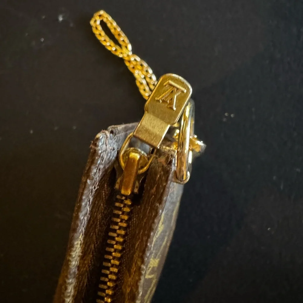 Louis Vuitton
LV Monogram Toiletry Pouch 26 vintage converted Crossbody - Picture 9 of 16